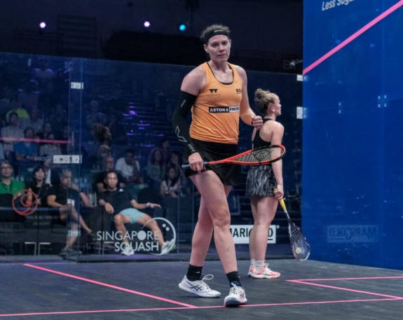 Sarah-Jane Perry fistpumps during her second round clash in Singapore with Emily Whitlock